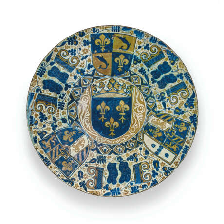 AN HISPANO-MORESQUE EARTHENWARE BLUE AND LUSTRED ARMORIAL CHARGER - фото 1