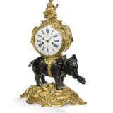 A LOUIS XV PATINATED-BRONZE AND ORMOLU MANTEL CLOCK `A L`ELEPHANT` - Foto 1
