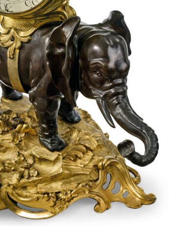 A LOUIS XV PATINATED-BRONZE AND ORMOLU MANTEL CLOCK `A L`ELEPHANT` - Foto 3