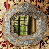 AN ITALIAN ROCK CRYSTAL AND EMBOSSED GILT-COPPER MIRROR - Foto 2