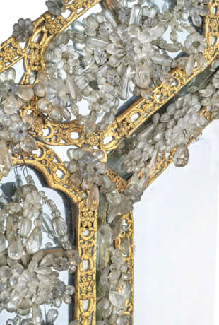 AN ITALIAN ROCK CRYSTAL AND EMBOSSED GILT-COPPER MIRROR - Foto 4
