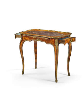 A LOUIS XV ORMOLU-MOUNTED SATINWOOD, TULIPWOOD AND KINGWOOD BOIS DE BOUT MARQUETRY WRITING TABLE - Foto 2