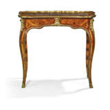 A LOUIS XV ORMOLU-MOUNTED SATINWOOD, TULIPWOOD AND KINGWOOD BOIS DE BOUT MARQUETRY WRITING TABLE - Foto 5