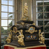 A MONUMENTAL ORMOLU-MOUNTED HARDSTONE CABINET ON STAND - Foto 1