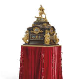 A MONUMENTAL ORMOLU-MOUNTED HARDSTONE CABINET ON STAND - Foto 2