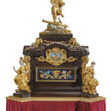 A MONUMENTAL ORMOLU-MOUNTED HARDSTONE CABINET ON STAND - Foto 3
