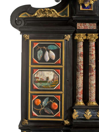 AN ITALIAN ORMOLU-MOUNTED PIETRA DURA AND EBONY CABINET-ON-STAND - Foto 6