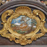 A MONUMENTAL ORMOLU-MOUNTED HARDSTONE CABINET ON STAND - Foto 5