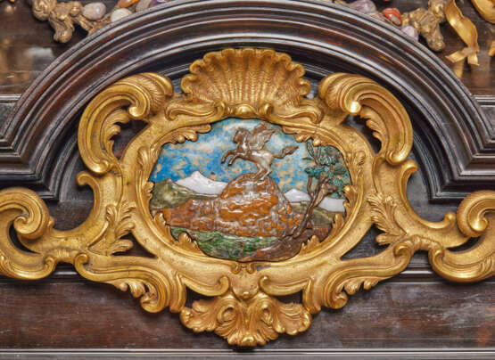 A MONUMENTAL ORMOLU-MOUNTED HARDSTONE CABINET ON STAND - Foto 5