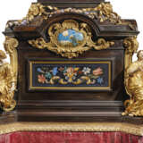 A MONUMENTAL ORMOLU-MOUNTED HARDSTONE CABINET ON STAND - Foto 7
