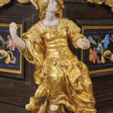 A MONUMENTAL ORMOLU-MOUNTED HARDSTONE CABINET ON STAND - Foto 8