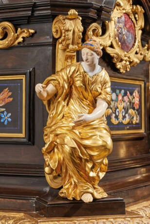 A MONUMENTAL ORMOLU-MOUNTED HARDSTONE CABINET ON STAND - Foto 11