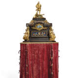 A MONUMENTAL ORMOLU-MOUNTED HARDSTONE CABINET ON STAND - Foto 15