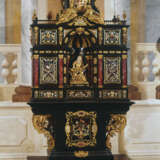 A MONUMENTAL ORMOLU-MOUNTED HARDSTONE CABINET ON STAND - Foto 18