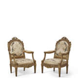 A PAIR OF LATE LOUIS XV GILT WALNUT AND WHITE-PAINTED FAUTEUILS - Foto 1