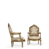 A PAIR OF LATE LOUIS XV GILT WALNUT AND WHITE-PAINTED FAUTEUILS - Foto 4