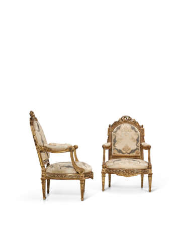 A PAIR OF LATE LOUIS XV GILT WALNUT AND WHITE-PAINTED FAUTEUILS - фото 4