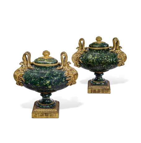 A PAIR OF LOUIS XVI ORMOLU-MOUNTED PORFIDO VERDE ANTICO VASES AND COVERS - фото 1