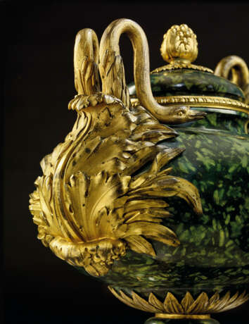A PAIR OF LOUIS XVI ORMOLU-MOUNTED PORFIDO VERDE ANTICO VASES AND COVERS - фото 4
