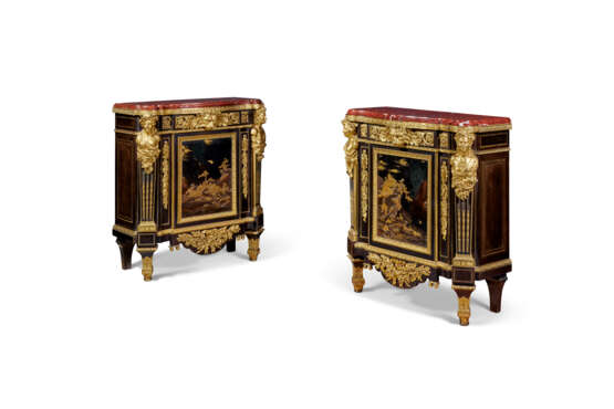 A PAIR OF LATE LOUIS XV ORMOLU-MOUNTED, BRASS-INLAID, JAPANESE LACQUER AND EBONY MEUBLES A HAUTEUR D`APPUI - Foto 1