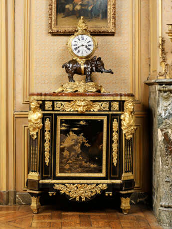 A PAIR OF LATE LOUIS XV ORMOLU-MOUNTED, BRASS-INLAID, JAPANESE LACQUER AND EBONY MEUBLES A HAUTEUR D`APPUI - photo 2