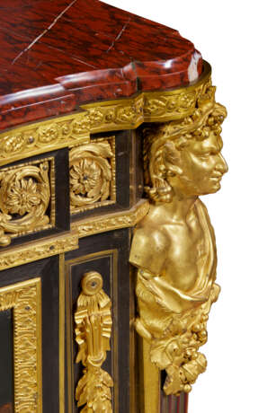 A PAIR OF LATE LOUIS XV ORMOLU-MOUNTED, BRASS-INLAID, JAPANESE LACQUER AND EBONY MEUBLES A HAUTEUR D`APPUI - photo 5
