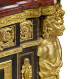 A PAIR OF LATE LOUIS XV ORMOLU-MOUNTED, BRASS-INLAID, JAPANESE LACQUER AND EBONY MEUBLES A HAUTEUR D`APPUI - Foto 5