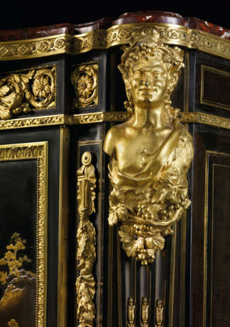 A PAIR OF LATE LOUIS XV ORMOLU-MOUNTED, BRASS-INLAID, JAPANESE LACQUER AND EBONY MEUBLES A HAUTEUR D`APPUI - Foto 6