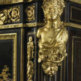 A PAIR OF LATE LOUIS XV ORMOLU-MOUNTED, BRASS-INLAID, JAPANESE LACQUER AND EBONY MEUBLES A HAUTEUR D`APPUI - Foto 6