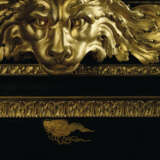 A PAIR OF LATE LOUIS XV ORMOLU-MOUNTED, BRASS-INLAID, JAPANESE LACQUER AND EBONY MEUBLES A HAUTEUR D`APPUI - Foto 7