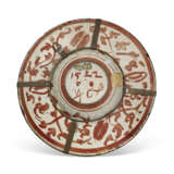 A GUBBIO MAIOLICA DATED GOLD AND RUBY LUSTRED ARMORIAL ISTORIATO DISH - Foto 2
