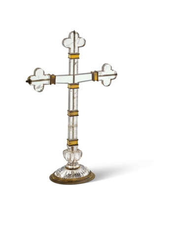 A GILT-METAL MOUNTED ROCK CRYSTAL AND GLASS CROSS - Foto 2