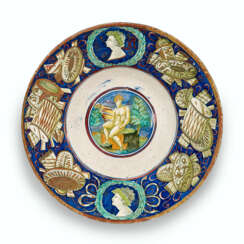 A LARGE GUBBIO MAIOLICA DATED GOLD AND RUBY LUSTRED DISH
