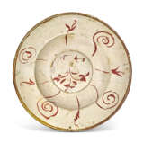 A LARGE GUBBIO MAIOLICA DATED GOLD AND RUBY LUSTRED DISH - Foto 2