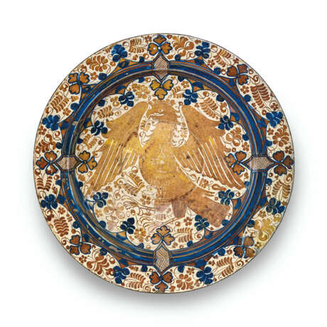 A LARGE HISPANO-MORESQUE EARTHENWARE BLUE AND LUSTRED CHARGER - фото 1