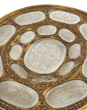 A SILVER-GILT AND POLYCHROME ENAMEL-MOUNTED GLASS CHARGER - Foto 3