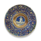 A GUBBIO MAIOLICA GOLD AND RUBY LUSTRED DISH - фото 1