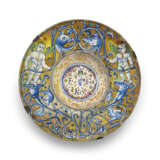 A GUBBIO MAIOLICA GOLD AND RUBY-LUSTRED TONDINO - фото 1