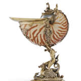 A GERMAN SILVER-GILT MOUNTED NAUTILUS CUP - Foto 2