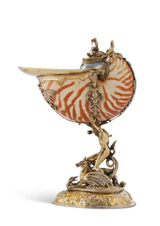 A GERMAN SILVER-GILT MOUNTED NAUTILUS CUP - Foto 2