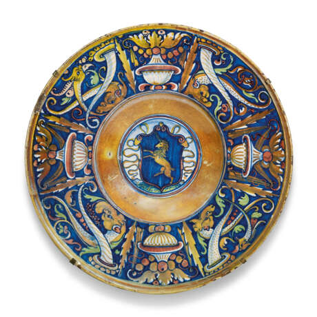 A GUBBIO MAIOLICA RUBY AND GOLD LUSTRED ARMORIAL PLATE - фото 1