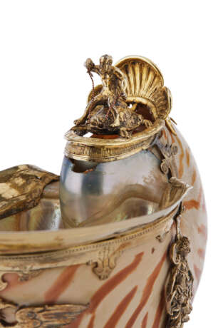 A GERMAN SILVER-GILT MOUNTED NAUTILUS CUP - Foto 4