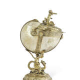 A GERMAN RENAISSANCE SILVER-GILT MOUNTED CARVED NAUTILUS CUP AND COVER - Foto 1