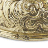 A GERMAN RENAISSANCE SILVER-GILT MOUNTED CARVED NAUTILUS CUP AND COVER - photo 5