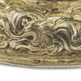 A GERMAN RENAISSANCE SILVER-GILT MOUNTED CARVED NAUTILUS CUP AND COVER - Foto 6