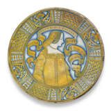 A LARGE DERUTA MAIOLICA GOLD-LUSTRED ‘BELLA DONNA’ CHARGER - photo 1