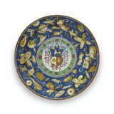 A LARGE GUBBIO MAIOLICA GOLD AND RUBY LUSTRED ARMORIAL CHARGER - Foto 1