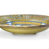 A LARGE DERUTA MAIOLICA GOLD-LUSTRED ‘BELLA DONNA’ CHARGER - фото 3