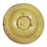 A LARGE DERUTA MAIOLICA GOLD-LUSTRED ‘BELLA DONNA’ CHARGER - photo 4