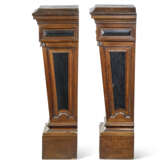 A PAIR OF FRENCH OAK AND PARCEL-EBONIZED PEDESTALS - Foto 2